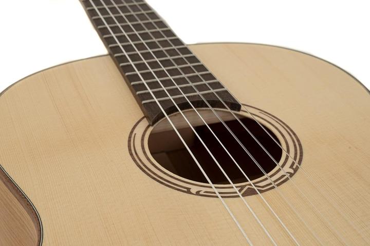 Actual product image Gewa Pro Natura Gold Classical Guitar, Solid Cherry, European Crafted (Classical guitar, Body: cherry wood, Bridge: Acacia, Neck: Maple, Top: Spruce)