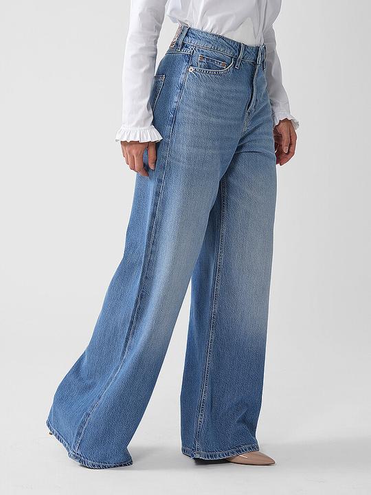 Actual product image Guess Bellflower (29)