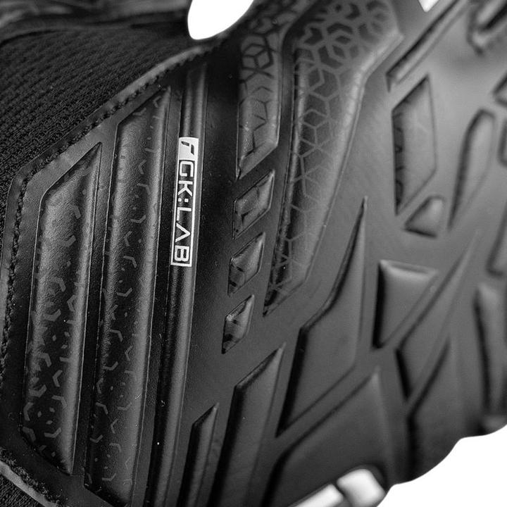 Actual product image Reusch Attrakt Resist goalkeeper gloves (10.5)