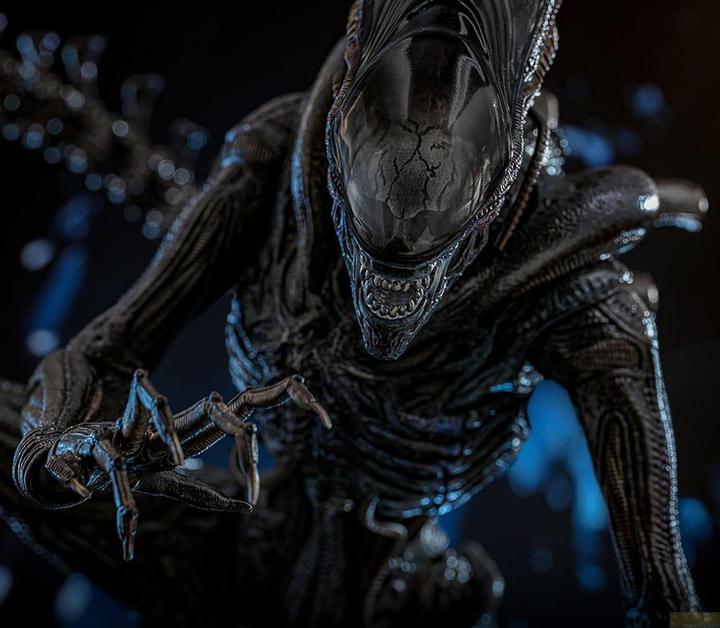 Produktbild Hot Toys Alien: Romulus Movie Masterpiece Actionfigur 1/6 Scorched Xenomorph 44 cm
