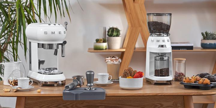 Immagine prodotto Smeg CGF11PBEU stile anni '50, corpo in alluminio pressofuso, laccato, blu pastello