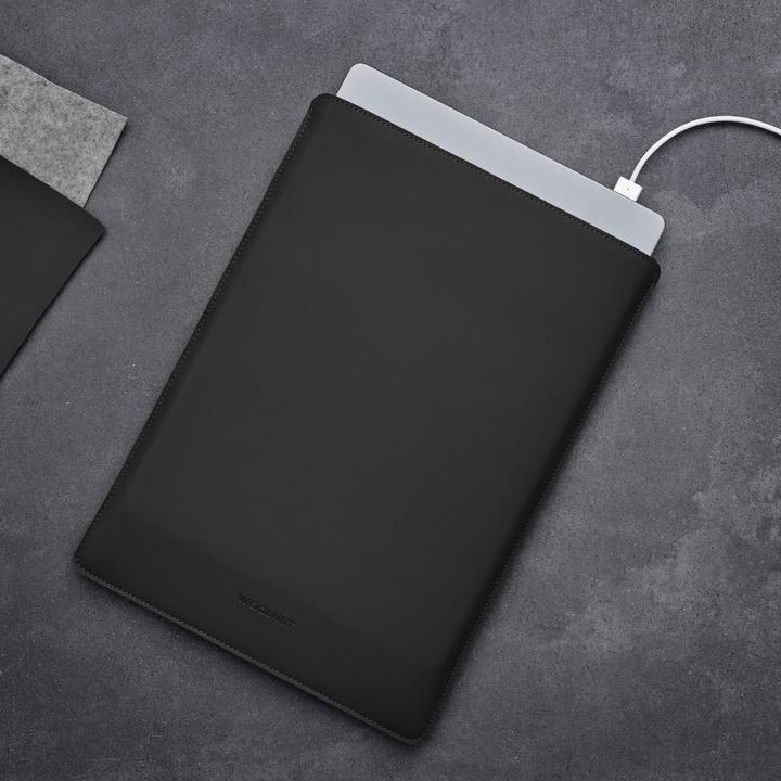 Actual product image Woolnut Coated Sleeve -suojatasku 16" MacBook Pro, musta (16")