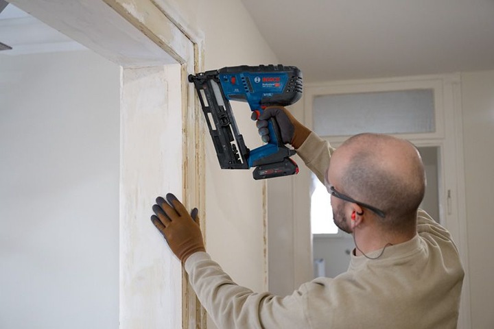 Image du produit Bosch Professional Cloueur à bois sans fil GNH 18V-64-2, dans son carton