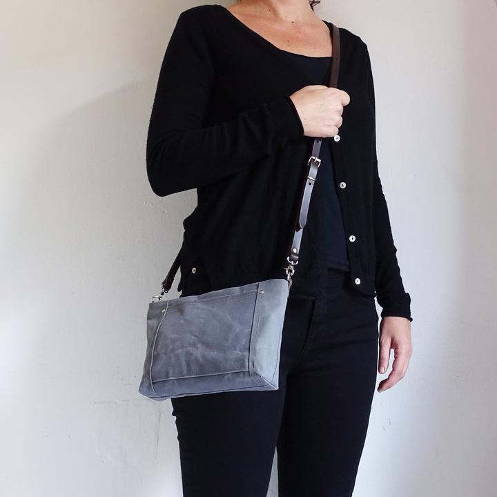 Immagine prodotto Only-Bags.Store Borsa a tracolla piccola in tela cerata, tracolla in pelle, portafoglio con chiusura a zip