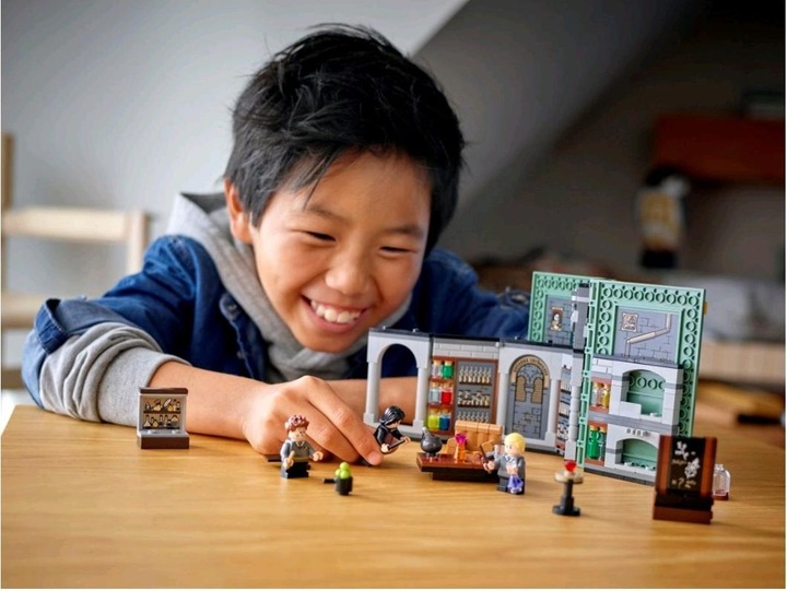 Actual product image LEGO Hogwarts Moment: Potions Class (76383, LEGO Harry Potter, LEGO Rare Sets)