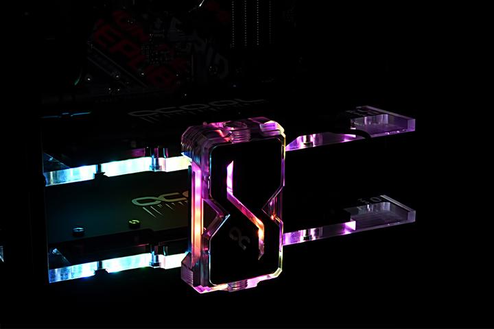 Immagine prodotto Alphacool Connettore GPX SLI doppio - Plexi - RGB indirizzabile - 3 spazi PCI-E