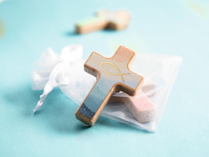 Actual product image Holzkreuz - Du bist geborgen in Gottes Hand - Kleine Hand-Holzkreuze auf Mini-Büchlein (German, 2019)