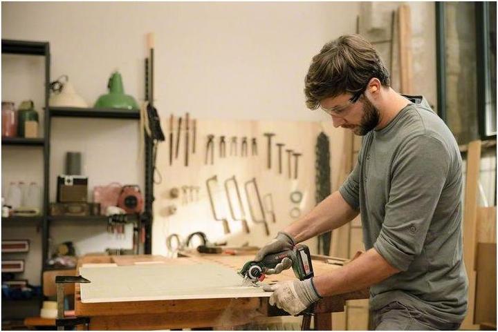 Actual product image Bosch Home & Garden AdvancedCut 18 with battery (Battery chain saw)