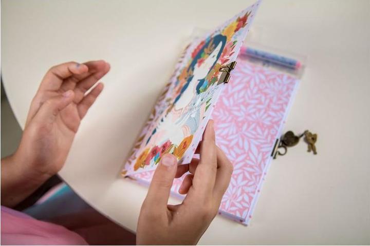 Image du produit Djeco Journal secret d'Oana (À rayures, Couverture rigide)