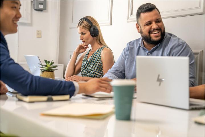 Produktbild Poly Voyager Surround 80 UC (Kabelgebunden, Kabellos, USB-C, Unify)