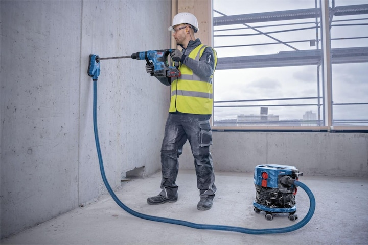 Image du produit Bosch Professional Aspirateur sans fil GAS 18V-12 MC, version Solo (Aspirateur eau et poussière)