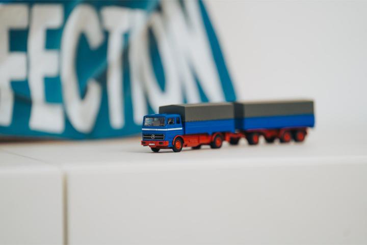 Produktbild Carson 1:87 MB 1620 Plane m.Anhäng.100%RTR blau