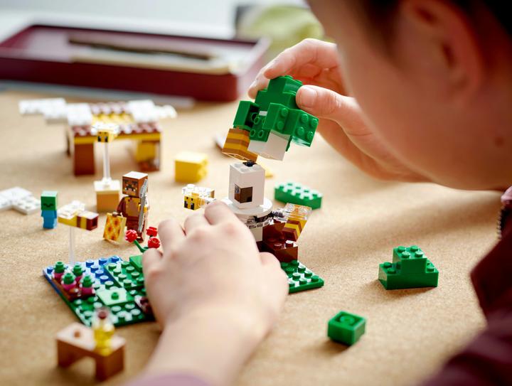 Produktbild LEGO Das Bienenhäuschen (21241, LEGO Minecraft)