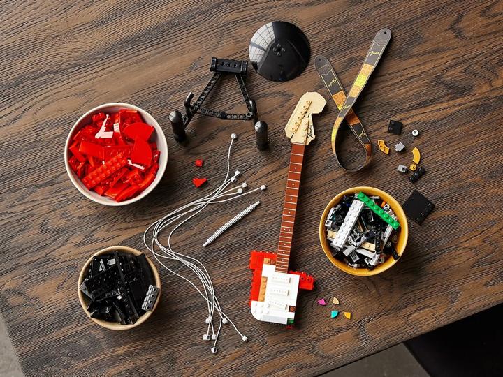 Image du produit LEGO Fender Stratocaster (21329, LEGO Ideas, LEGO difficiles à trouver)