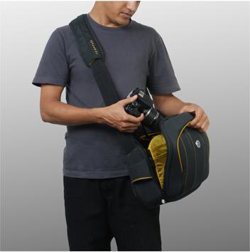 Actual product image Crumpler Company Gigolo 5500, shoulder bag, mahogany (Camera shoulder bag)