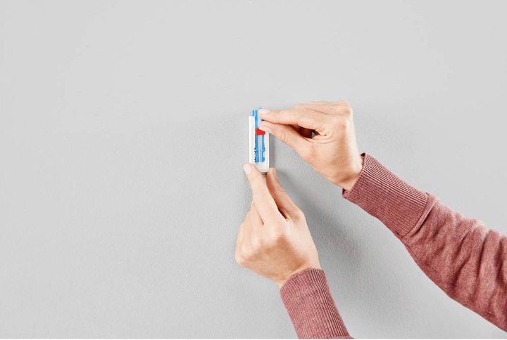 Image du produit tesa Clou adhésif pour papier peint et plâtre, idéal pour les toiles et les châssis