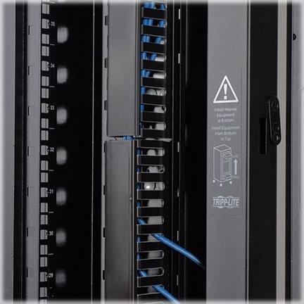 Image du produit Eaton SmartRack 6 ft. 1.83m Vertical Cable Manager - Double finger duct with cover & tooll