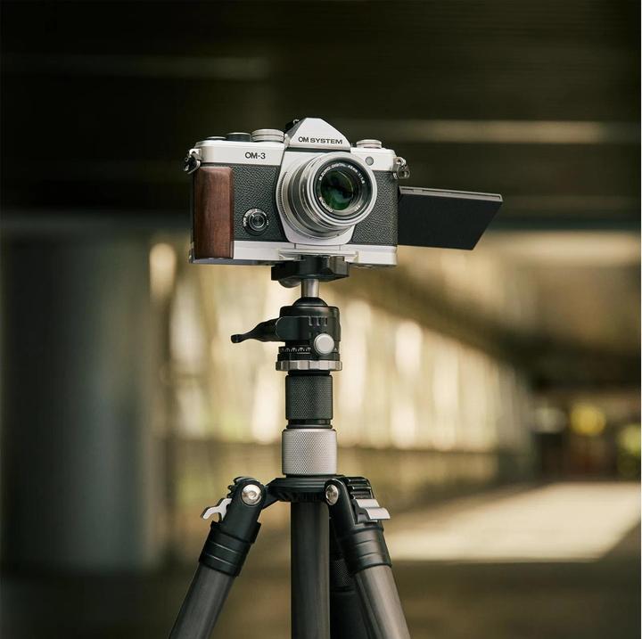 Produktbild SmallRig 5563 L-Shaped Mount Plate with Wooden Handle for OM SYSTEM OM-3