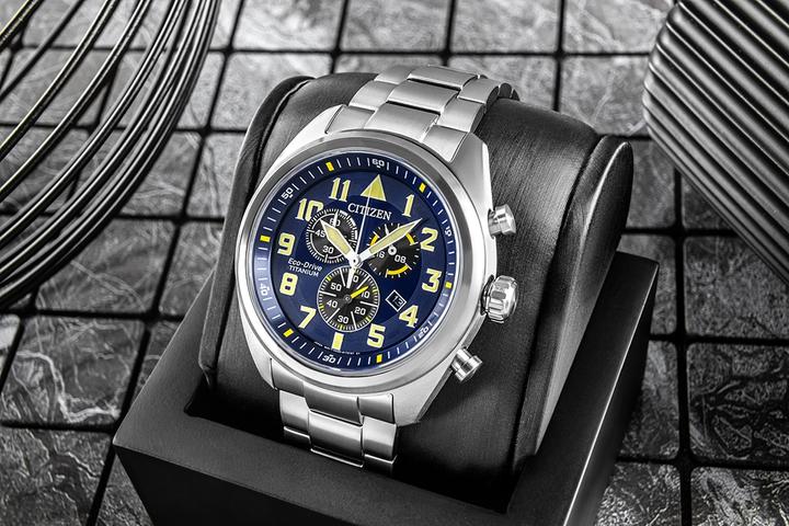Immagine prodotto Citizen AT2480-81L Cronografo Eco-Drive Super Titanio 43 mm (Cronografo, 43 mm)