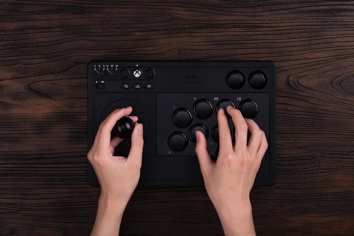 Immagine prodotto 8bitdo Arcade Stick per Xbox (nero, per Xbox, PC) (PC, Xbox One S, Xbox One X, Xbox Series S, Xbox Series X)