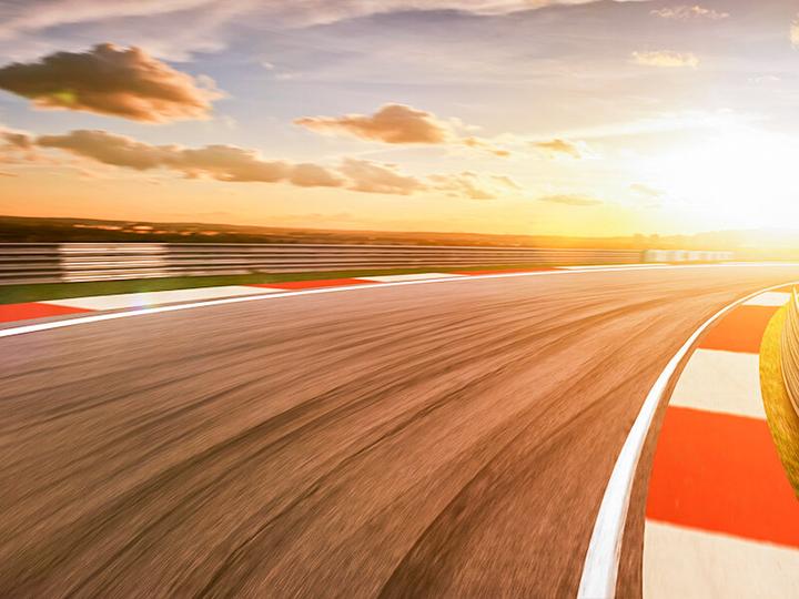 Image du produit Smartbox Pilotage d’une voiture de sport ou baptême en moto sur le circuit de Magny-Cours (1 Personne)