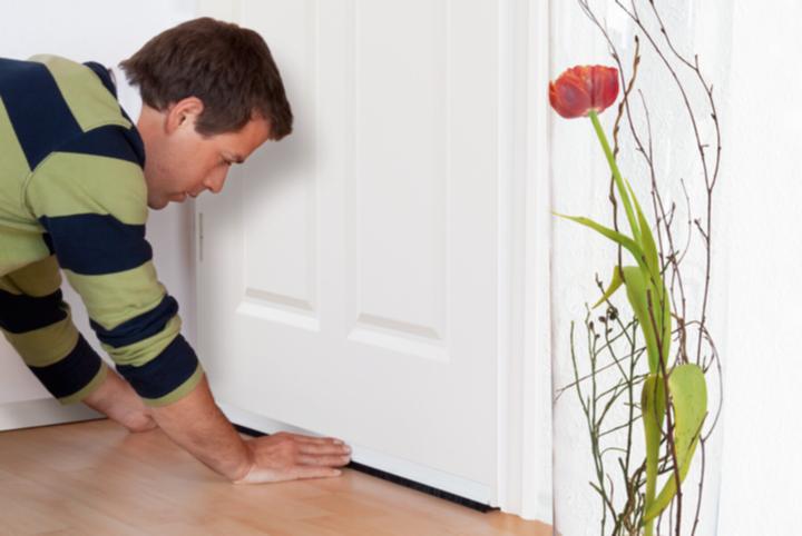 Produktbild tesa tesamoll Türdichtschiene für Teppich, selbstklebend