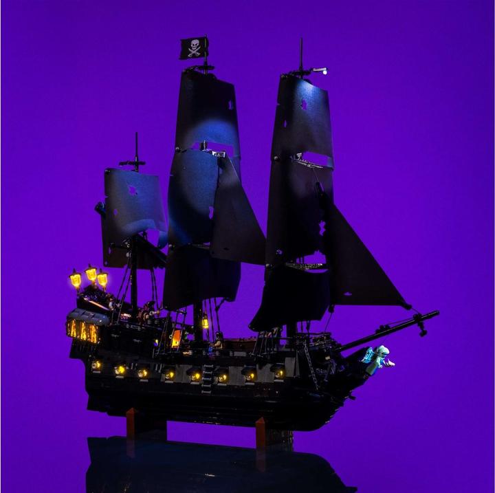 Immagine prodotto Light my bricks LMB 2.0 Kit di illuminazione a LED per LEGO® 10365 Nave pirata del Capitano Jack Sparrow