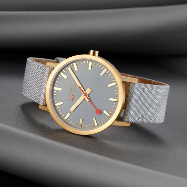 Actual product image Mondaine Classic - von der Natur inspiriert - Ip Gold (Analogue wristwatch, 40 mm)