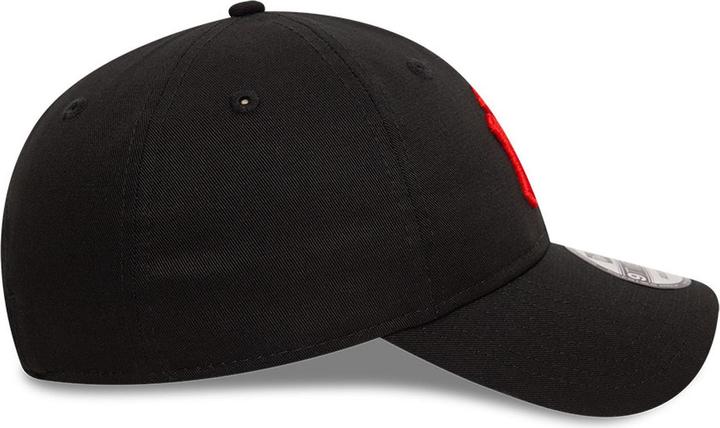 Actual product image New Era 9Twenty Casual Cap - New York Yankees Black / Red