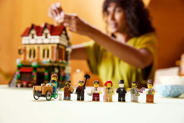 Immagine prodotto LEGO Casa d'angolo in stile Tudor (10350, LEGO Icons, Set LEGO rari)