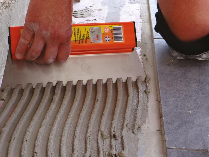 Actual product image Mondelin ERGO-LAME NOTCHED TROWEL - 1/2 ROUND R=20 MM - 300 MM