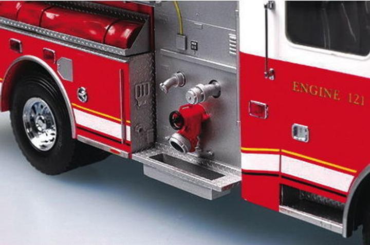 Actual product image Trumpeter American LaFrance Eagle Fire Pumper 2002