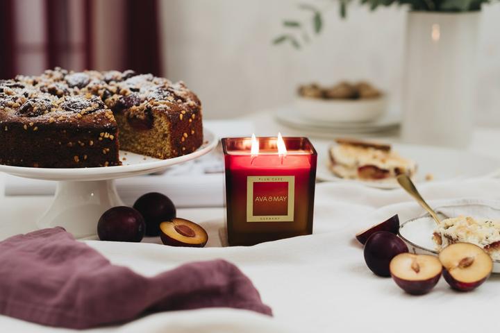Produktbild Ava & May Duftkerze Plum Cake, 450 g (450 g)