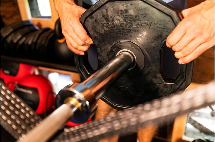 Produktbild Tunturi Gummierte 10 kg Hantelscheibe 50 mm (1 x 10 kg)