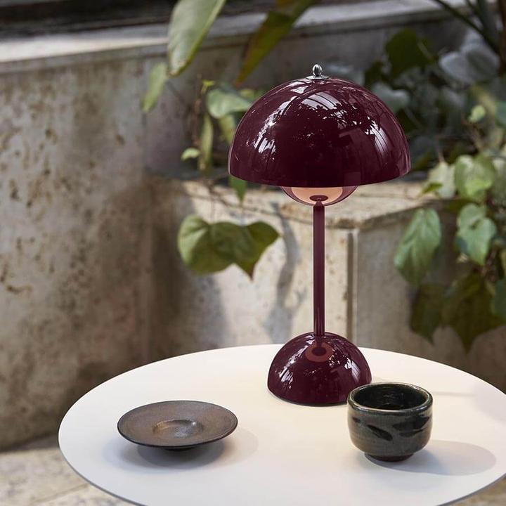 Produktbild &Tradition Flowerpot VP9 Portable Tischleuchte Dark Plum (270 lm)