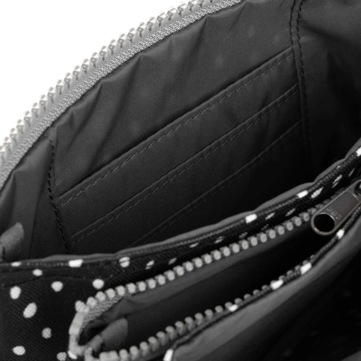 Immagine prodotto Roka London Carnaby Drizzle Ash Black Zip Pull con W/Strap Medium Tela riciclata