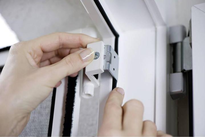 Produktbild tesa Insektenschutz Alu COMFORT Adapter für Türen, zur Montage ohne Bohren