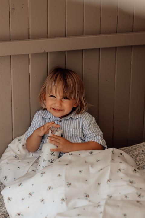 Image du produit Copenhagen Vanilla - Bedding Junior - Honeybee Happy - Milk - 100 x 140 cm, 40 x 45 cm (BEDJ3824) (100 x 140 cm, 40 x 45 cm)