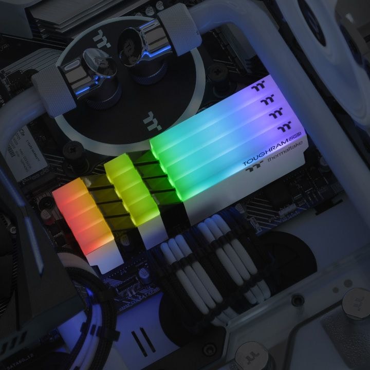 Immagine prodotto Thermaltake MEMORIA TOUGHRAM RGB WHITE 16GB (2X8GB) 3200 C16 (2 x 8GB, 3200 MHz, DDR4-RAM, DIMM)