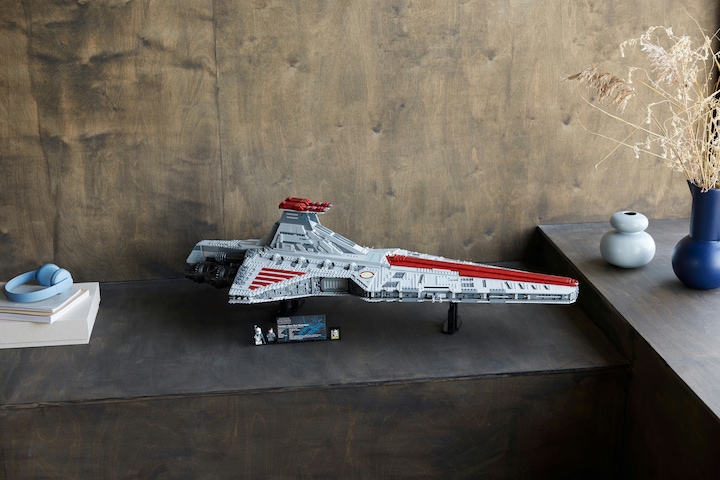 Actual product image LEGO UCS Venator-class Republic Attack Cruiser (75367, LEGO Star Wars, LEGO Rare Sets)