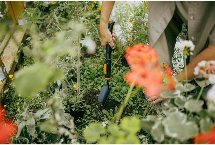 Actual product image Fiskars Blumenkelle OneClick