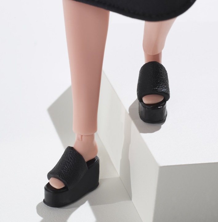 Productafbeelding Barbie Signature Looks Doll: Petite (kort zwart haar).