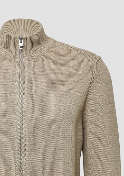 Produktbild s.Oliver Strickjacke Baumwoll-Strickjacke mit Stehkragen und Logo-Patch (M)