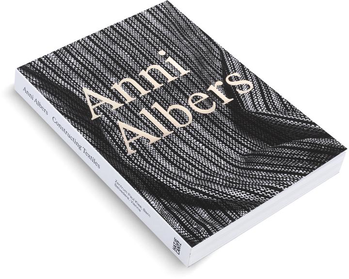 Immagine prodotto Anni Albers: Constructing Textiles (Tedesco, Amy Jean Porter, Anni Albers, Brenda Danilowitz, Fabienne Eggelhöfer, Frida Escobedo, Glenn Adamson, Jeffrey Saletnik, Karis Medina, Nicholas Fox Weber, Nina Zimmer, 2025)