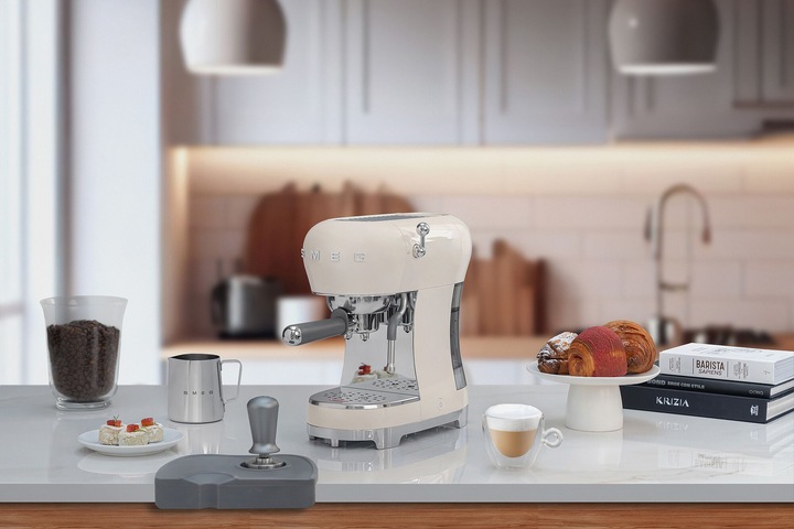 Actual product image Smeg ECF02CREU (EU plug)