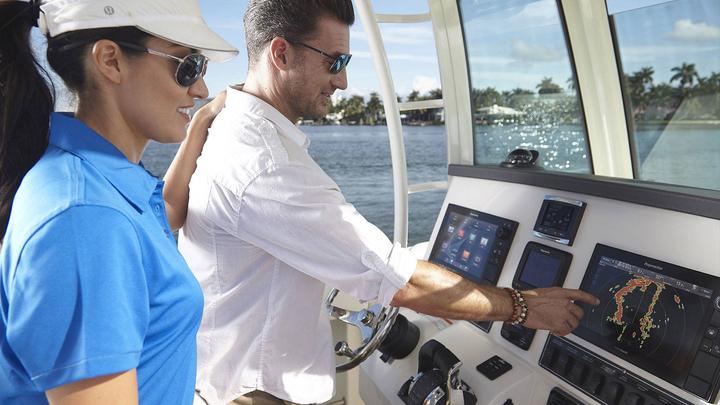 Produktbild Raymarine Quantum Q24C 18" Radomantenne Wi-Fi/Kabel mit 10m Spannungskabel