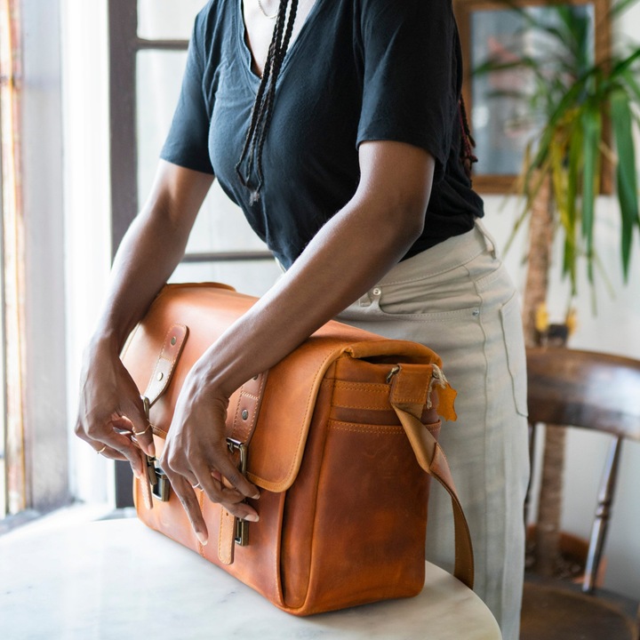 Produktbild Only-Bags.Store Leder Vintage 16" Laptop Tasche, Kameratasche, Aktentasche, Schulranzen, Portfolio Notebook Tablet