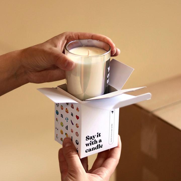 Immagine prodotto Chatty Candles Candela al profumo di fiori Riesci ancora a sentire il profumo dell'erba?