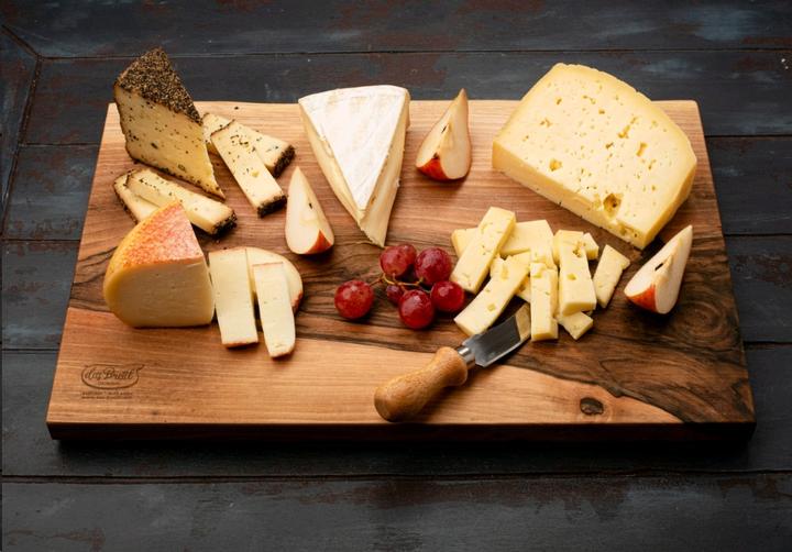 Actual product image Das Brettl Tramin 35 walnut cutting board