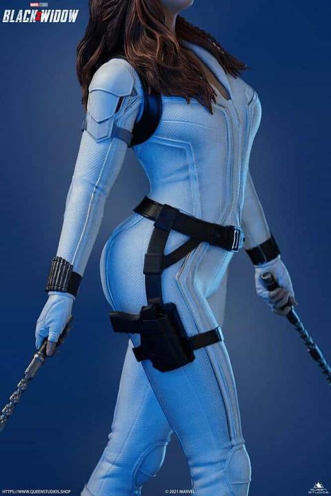 Actual product image Queen Studios Black Widow "Black Widow - Snow Suit Edition" 1/4 Statue